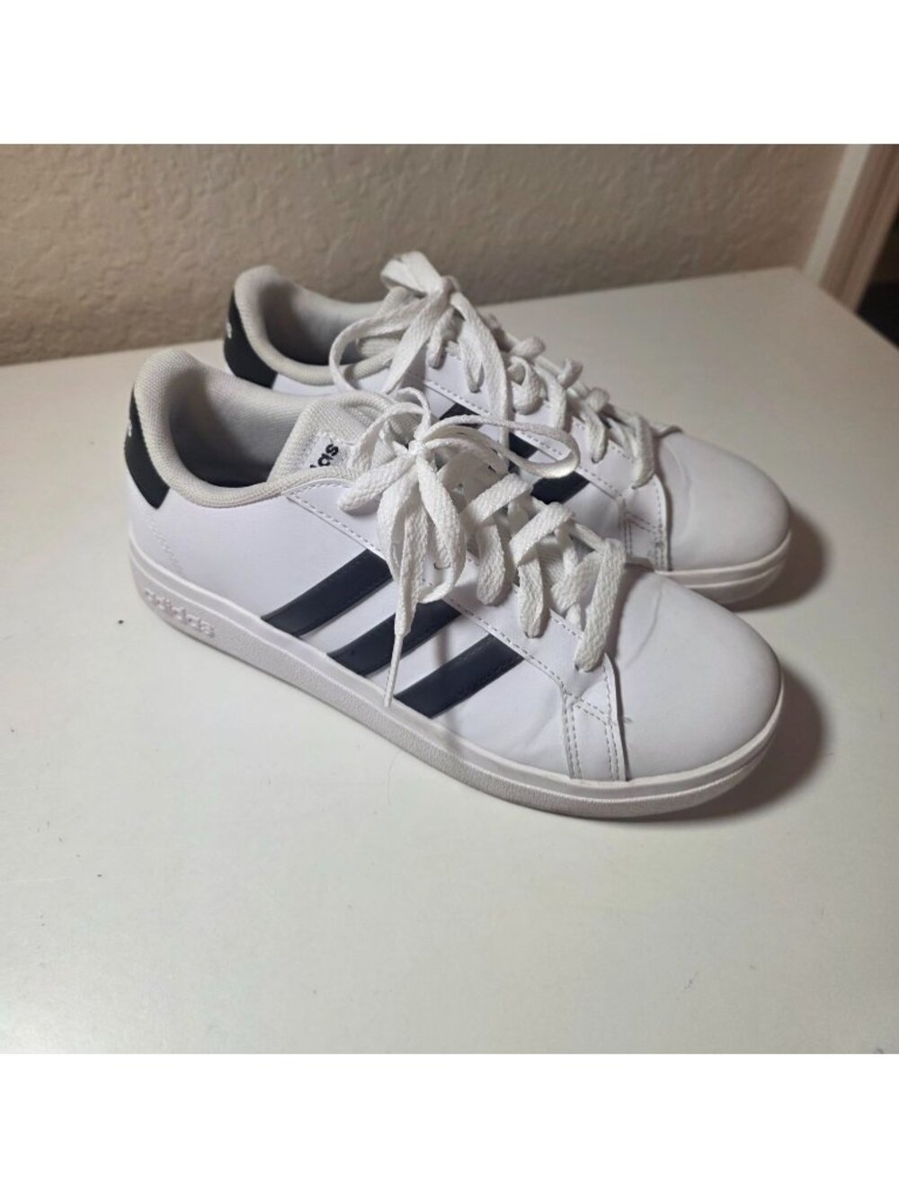 Adidas Grand Court Boys White black Sneakers size 3.5 - EUC
